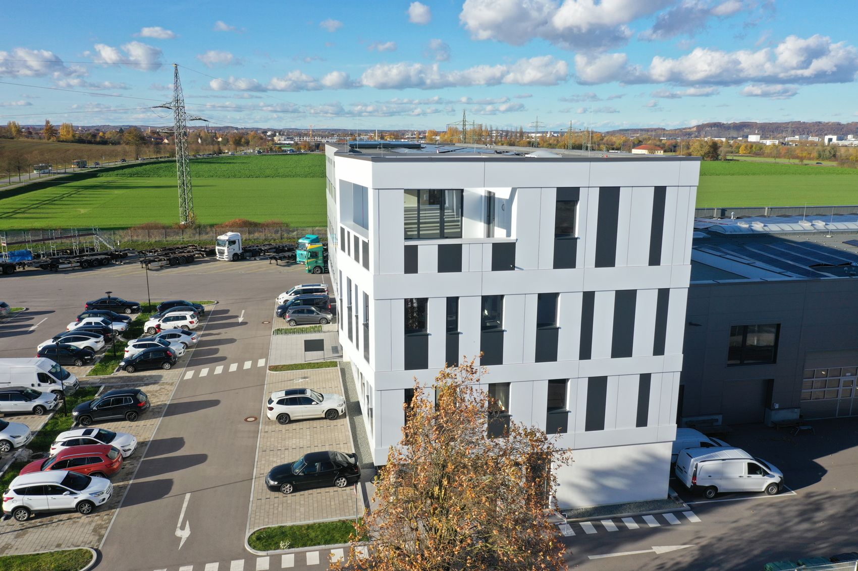Modernes Bürogebäude von HQ Immobilien